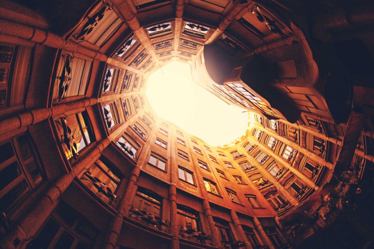 The same courtyard photo with no watermark
