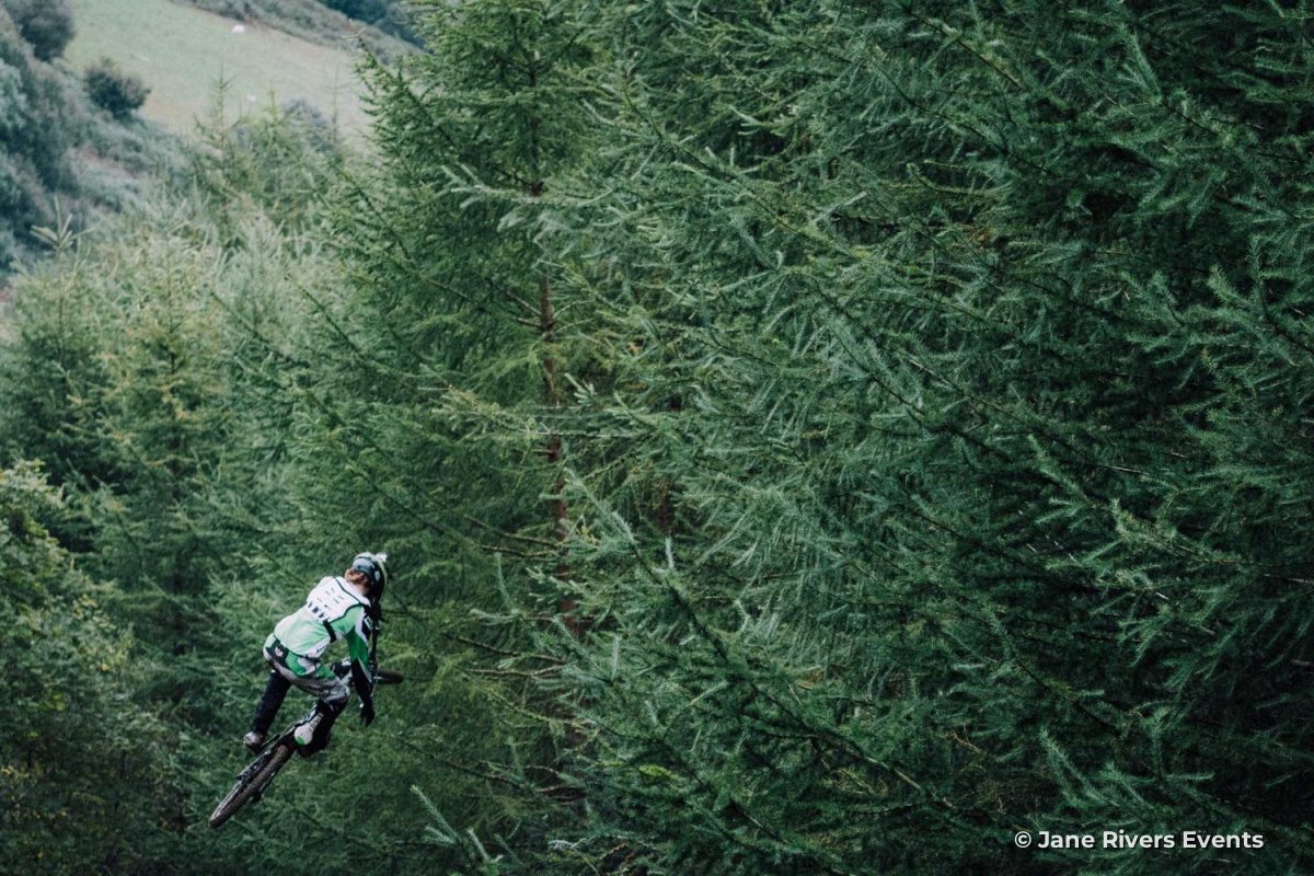 The same mountain bike photo, clean except for a small credit in the corner