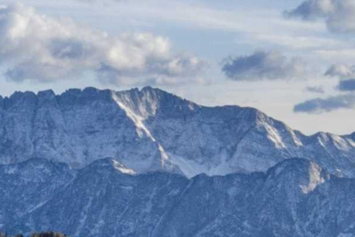 An enlarged crop of the distant ridge from the full-resolution file, with sharp rock and snow detail