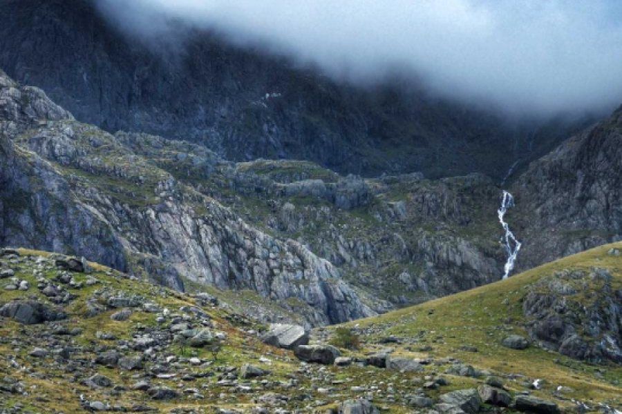 A tight crop of the same mountain photo
