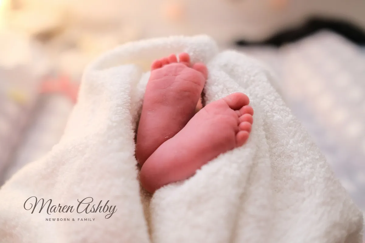 The same photo of newborn feet with only a small Maren Ashby signature and NEWBORN & FAMILY in the lower left